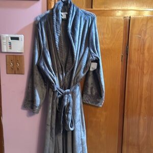 Women’s plus size plush robe!!!    New with tags!!!!!